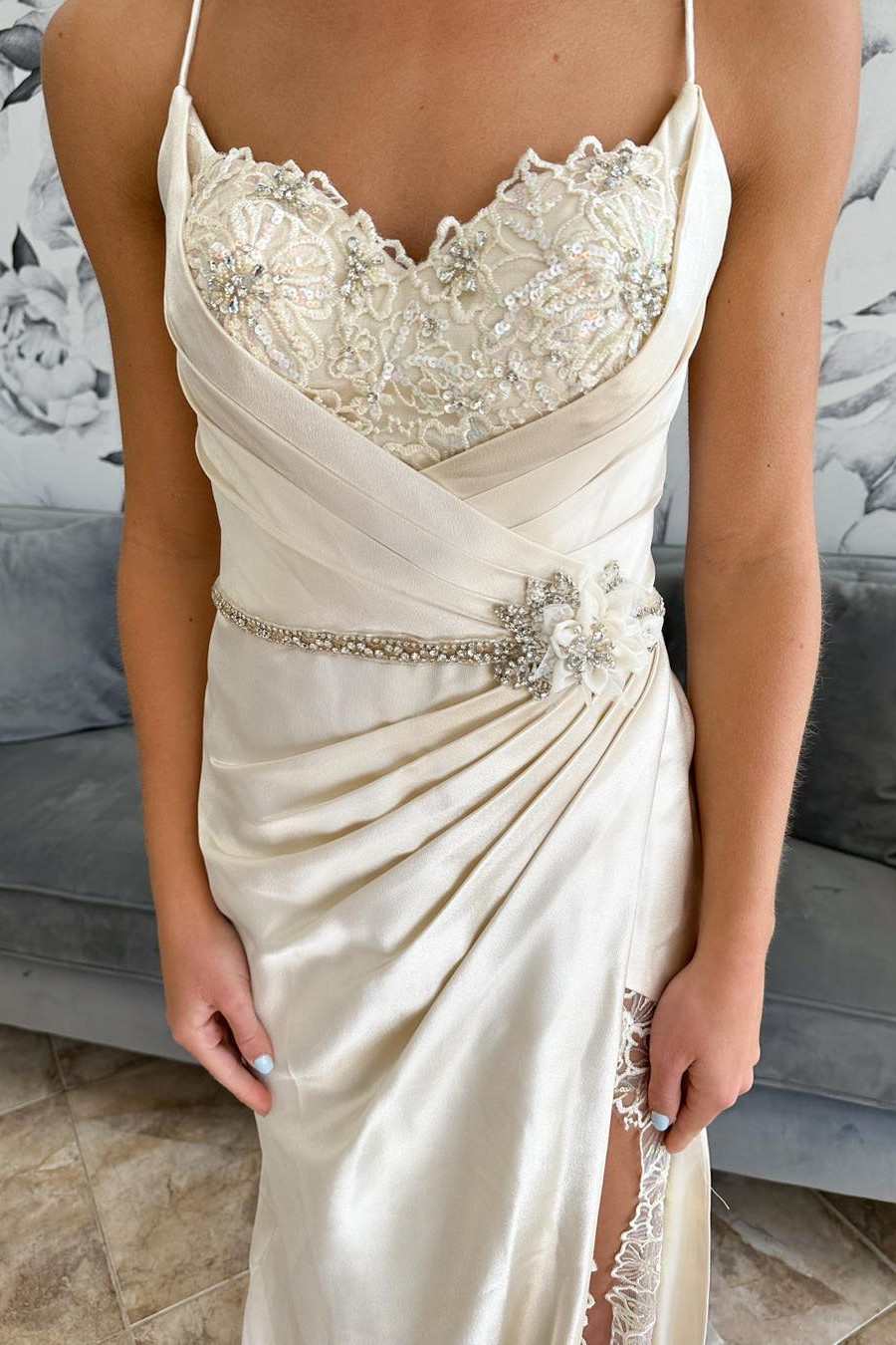 Vestido de novia fruncido con cinturón de encaje satinado y abertura